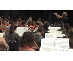 El director del Teatro de la Maestranza dirige a la Orquesta Sinfónica de Musikene